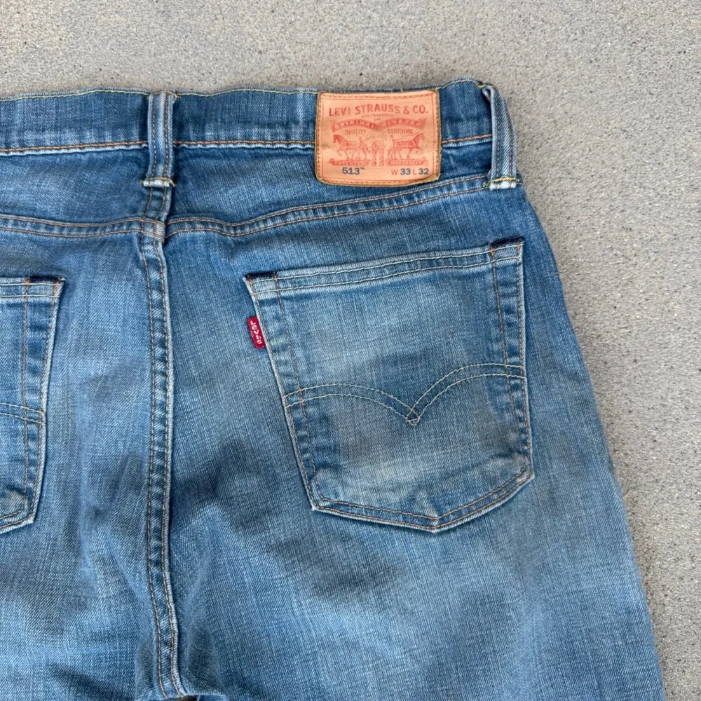 Levi's 513 Slim Straight Jeans Mens 33x32 Medium Wash Distressed Blue Denim